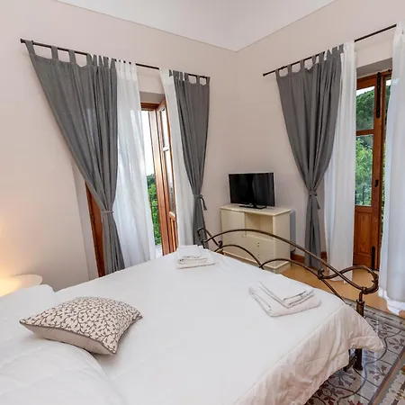 Tecla Capri Leone