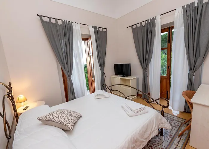 Tecla Capri Leone